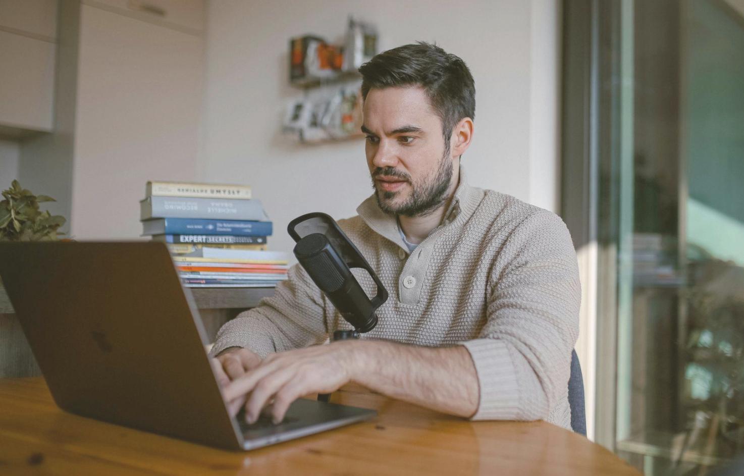 Espace de travail collaboratif chez valenquorixa avec équipe en réunion